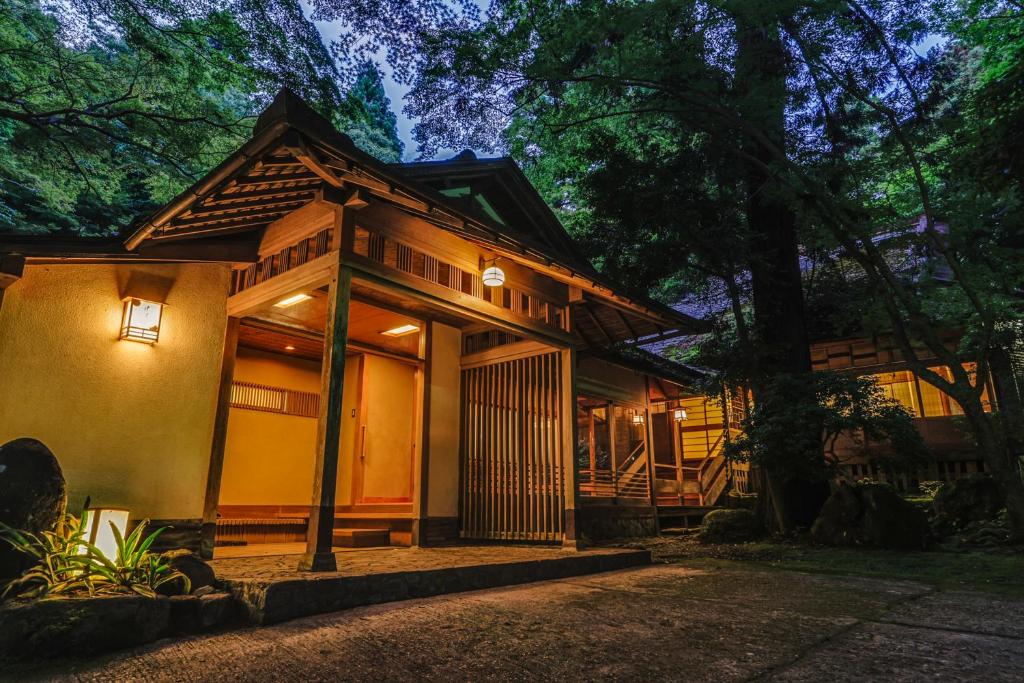 een huis met lichten aan de voorkant bij Tsukihitei in Nara