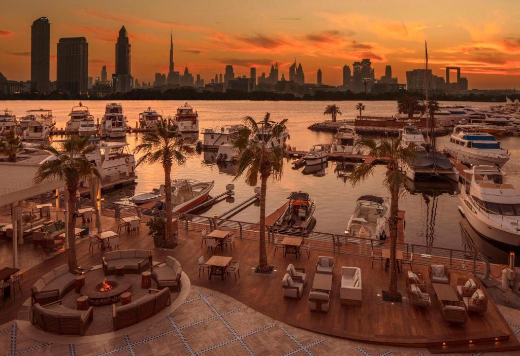 un puerto deportivo con barcos en el agua y una ciudad en Park Hyatt Dubai, en Dubái