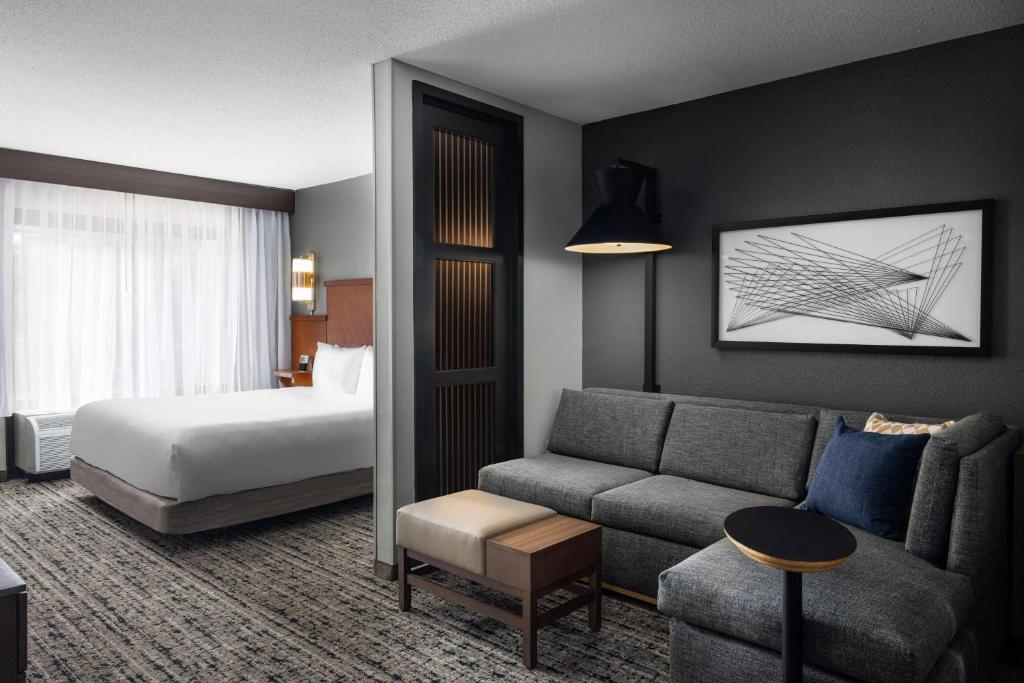 pokój hotelowy z łóżkiem i kanapą w obiekcie Hyatt Place Mt. Laurel w mieście Mount Laurel