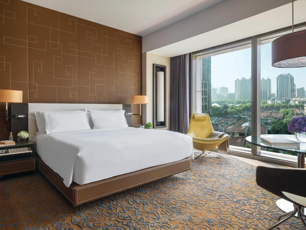 The Langham, Shanghai, Xintiandi में एक कमरे में एक या कई बेड