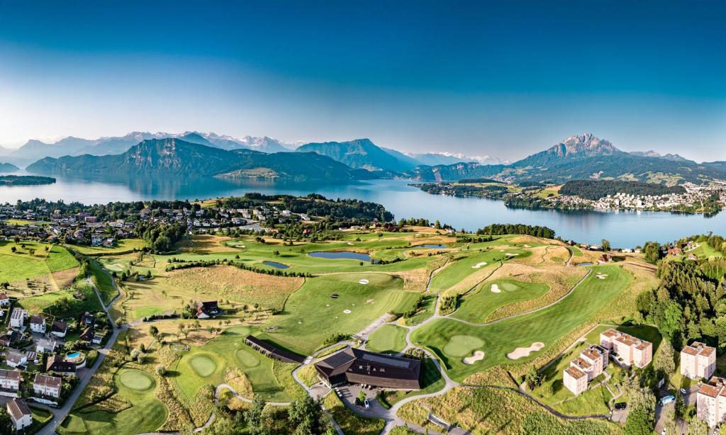 - une vue aérienne sur un parcours de golf à côté d'un lac dans l'établissement Gasthaus Badhof - Golfhotel, à Lucerne