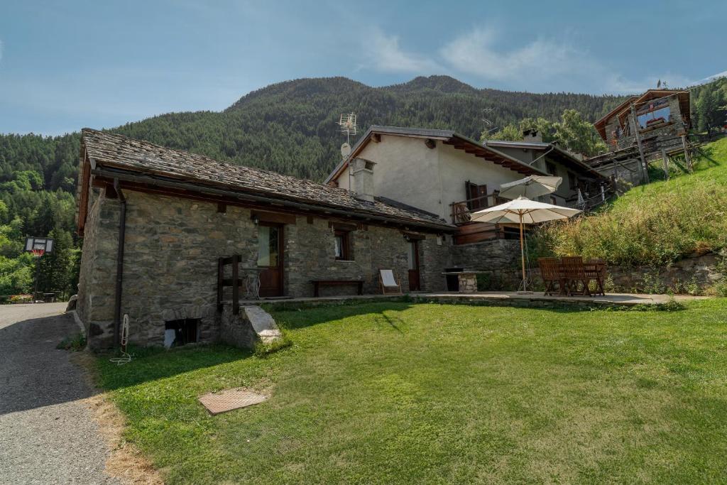 Una imagen general de la montaña o una montaña tomada desde la casa de vacaciones