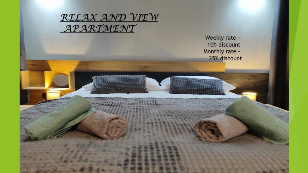 um quarto com uma cama com almofadas em View apartment #2 em Bansko