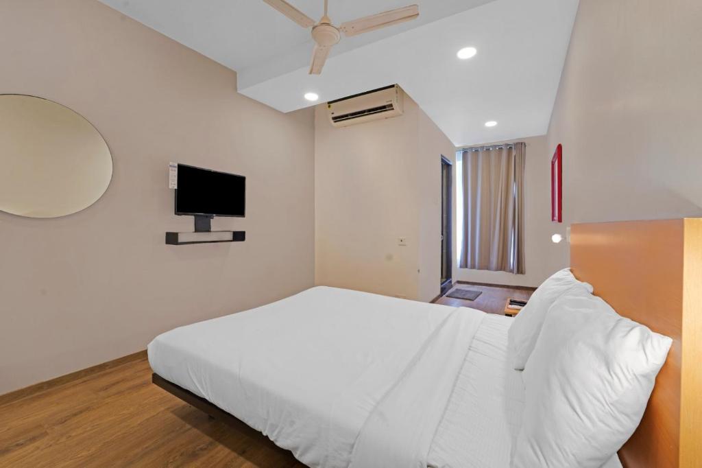 Hotel JS Residency में टेलीविजन और/या मनोरंजन केंद्र