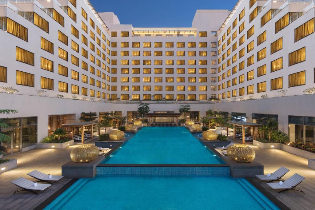 una foto di un hotel con piscina di Sheraton Grand Bengaluru Whitefield Hotel & Convention Center a Bangalore