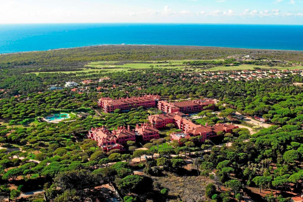 - une vue aérienne sur un complexe avec l'océan dans l'établissement Sheraton Cascais Resort - Hotel & Residences, à Cascais