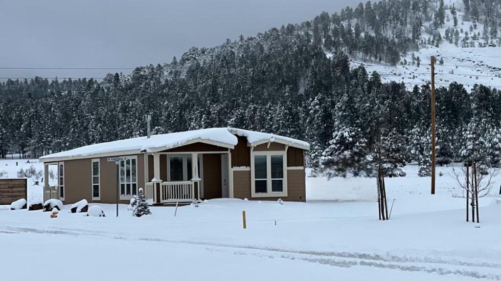 een kleine hut met sneeuw erop bij NEW! The Grand Getaway at Williams - Family Friendly & Walk to the GC Train in Williams