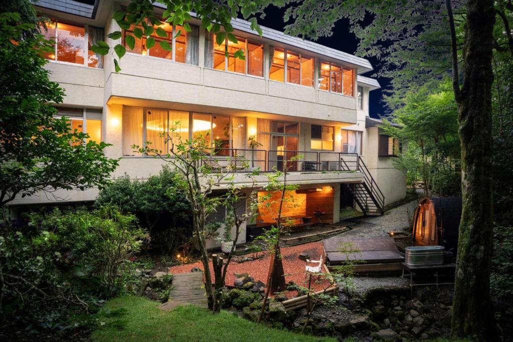 une grande maison avec un escalier en face de celle-ci dans l'établissement koti hakone（コティ箱根）, à Hakone