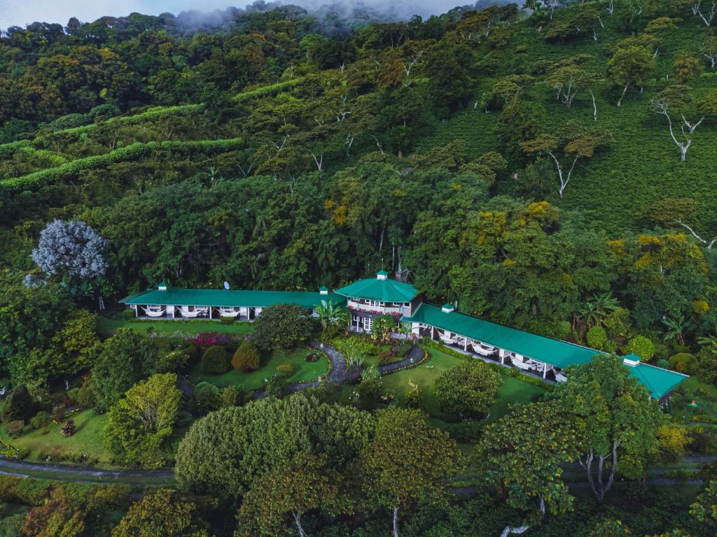 una vista aérea de una estación de tren en medio de una montaña en Hotel Finca Lerida Coffee Plantation and Boutique Hotel en Boquete