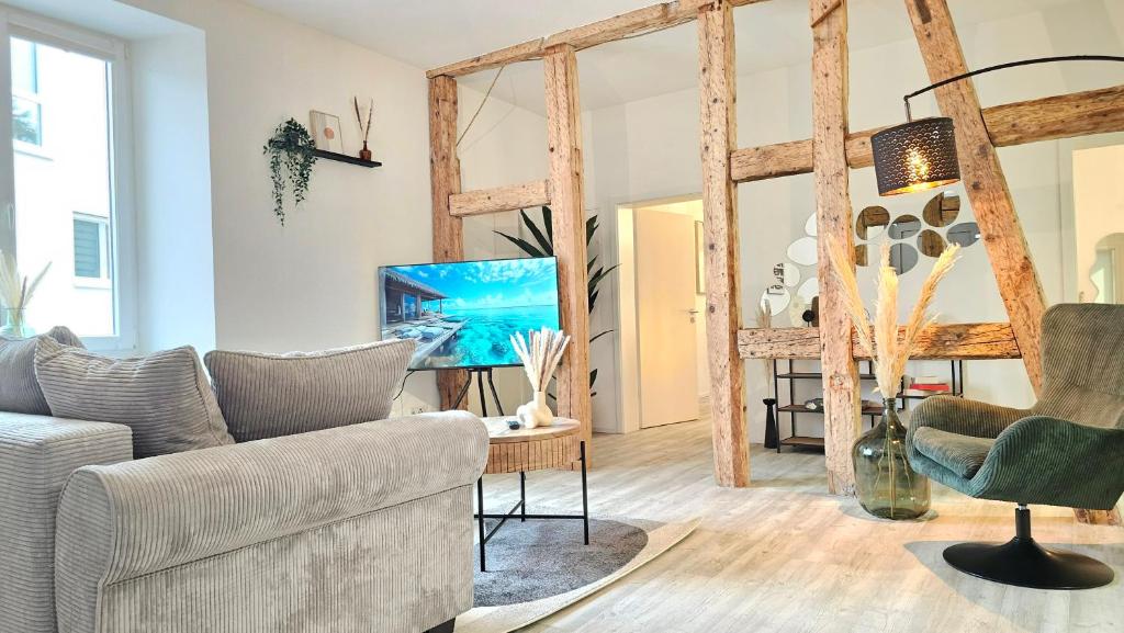 salon z kanapą i krzesłem w obiekcie NEU I Design -1- I Boxspring I Nespresso I Balkon I Basel 10 km w mieście Eimeldingen