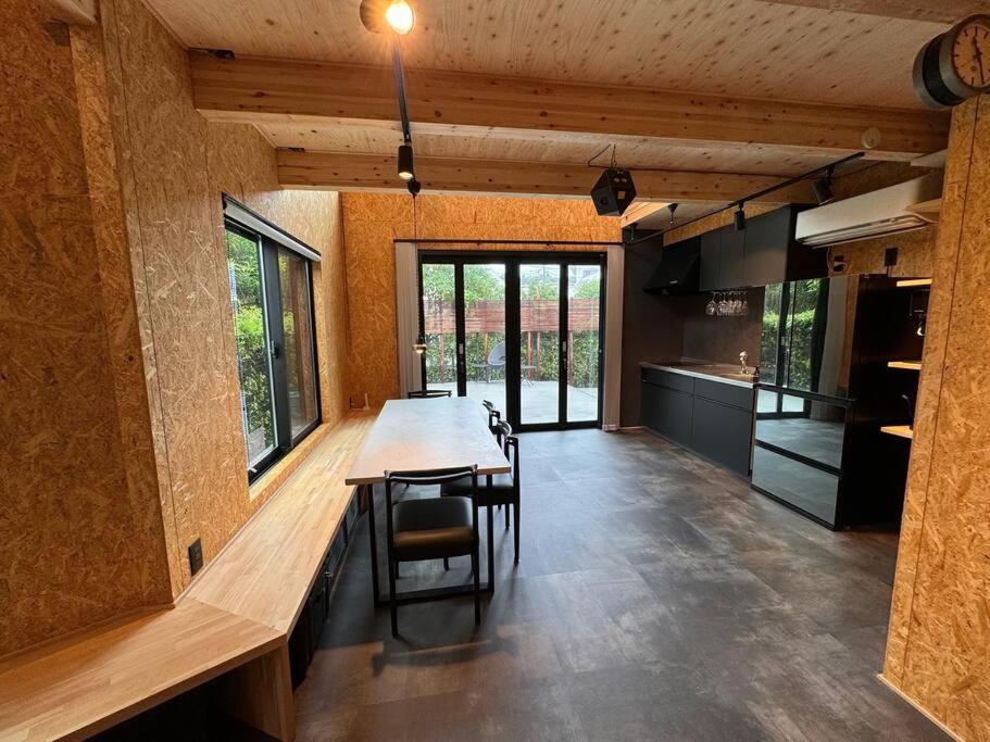 uma cozinha com mesa e cadeiras num quarto em BRB Kamakura Hase em Kamakura