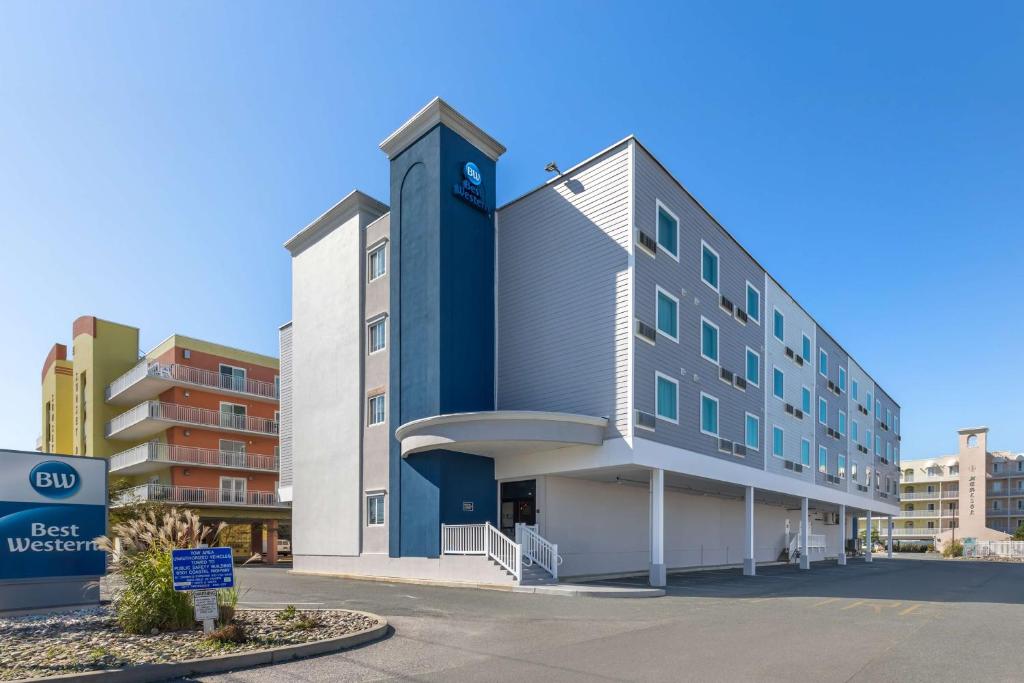 um edifício com um edifício azul e branco em Best Western Ocean City Hotel and Suites em Ocean City