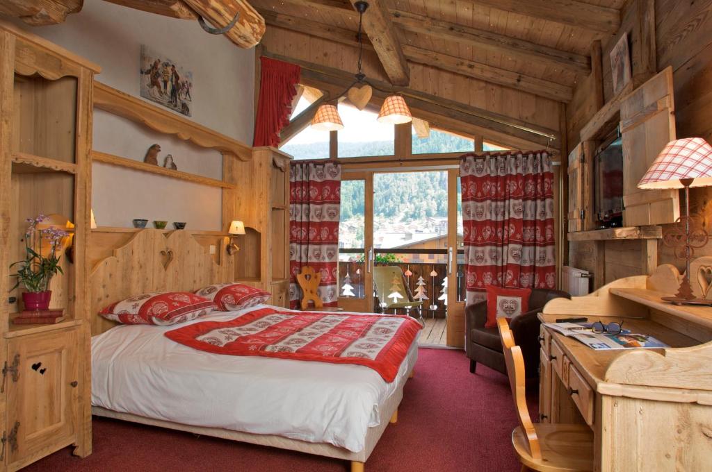 1 dormitorio con 1 cama y escritorio en una habitación en Hotel L'Equipe, en Morzine