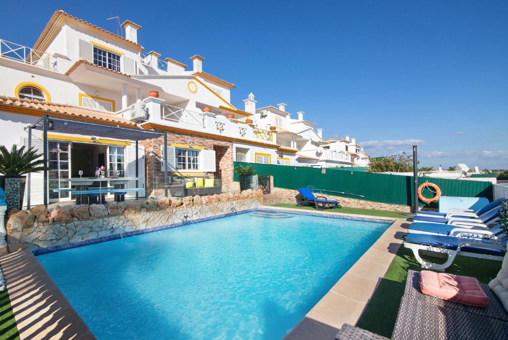 A piscina localizada em Villa Calipso ou nos arredores