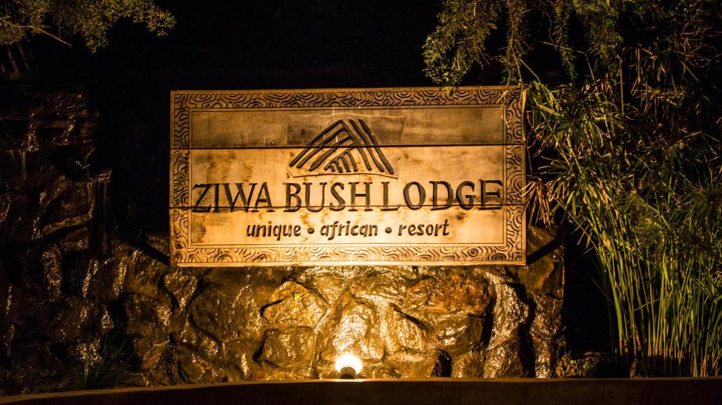 En logo, et sertifikat eller et firmaskilt på Ziwa Bush Lodge