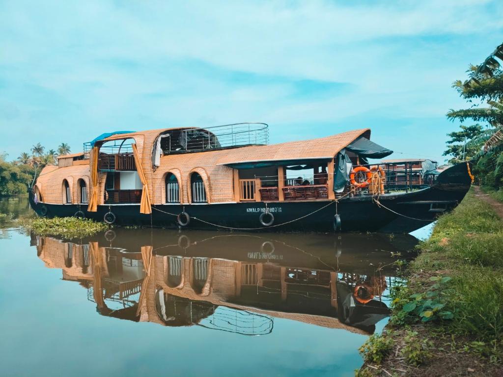 una barca è ormeggiata sull'acqua di Kalappura Houseboats & Tours a Alleppey