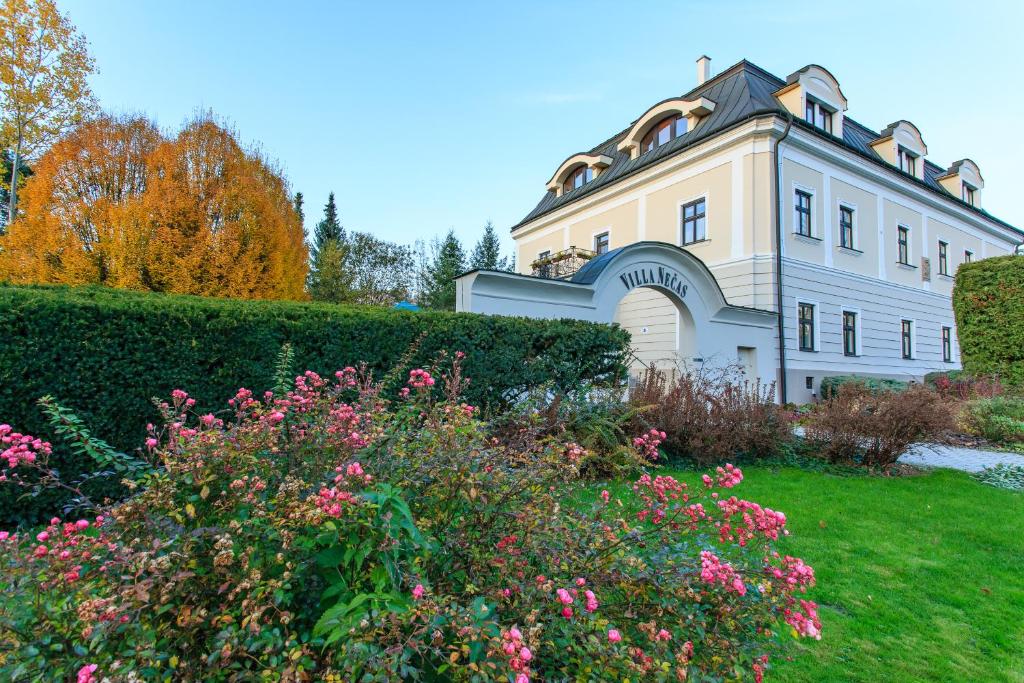 Hotel Villa Nečas Žilina 야외 정원