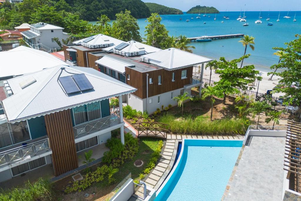 vista aerea di una casa con piscina di Courbaril Hôtel a Les Trois-Îlets