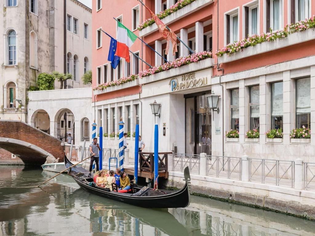 un gruppo di persone in gondola su un canale di Hotel Papadopoli Venezia - MGallery Collection a Venezia