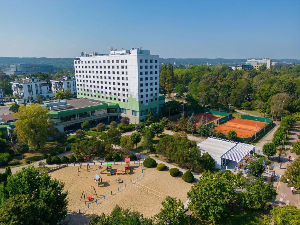 une vue aérienne sur un parc en face d'un bâtiment dans l'établissement Novotel Gdańsk Marina, à Gdańsk