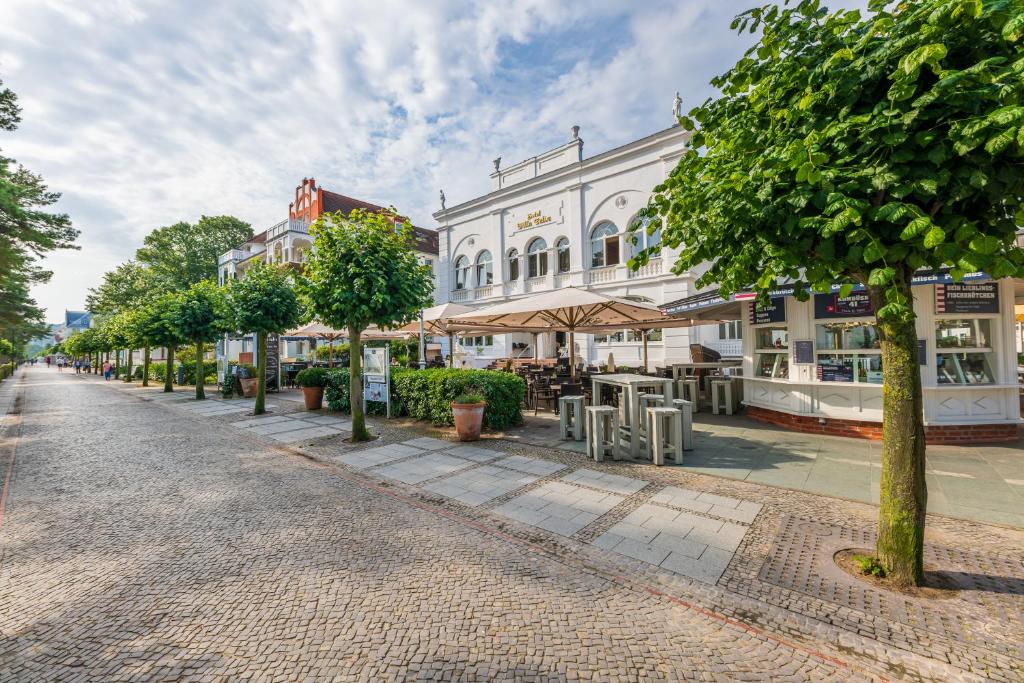 une rue pavée dans une ville avec un bâtiment dans l'établissement Villa Salve, à Binz