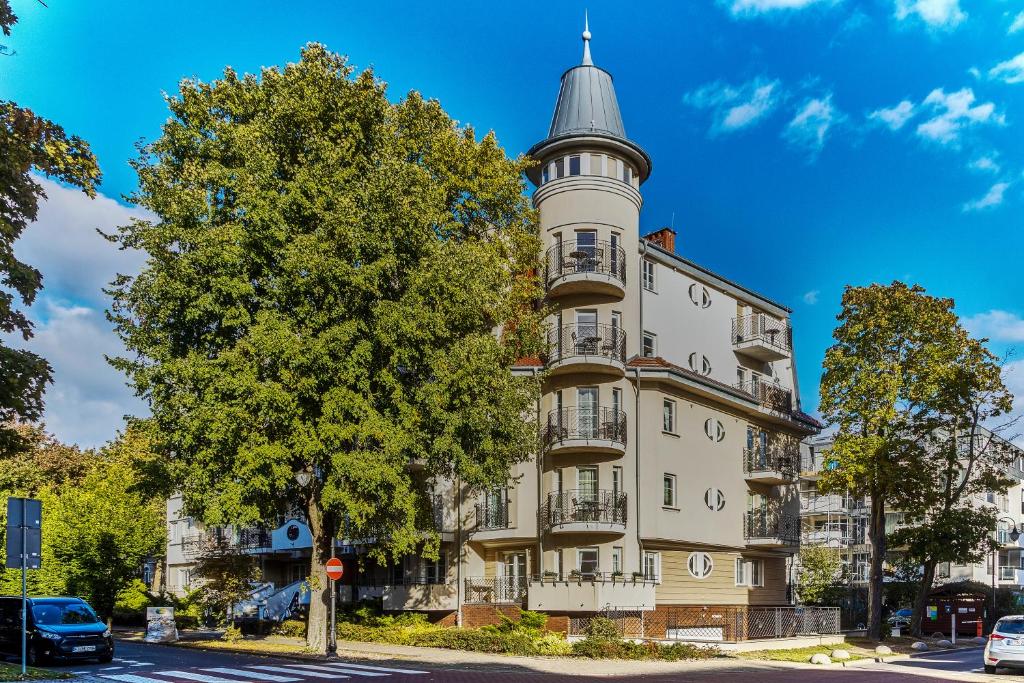 een gebouw met een toren erop bij Regina Maris by Baltic Home in Świnoujście