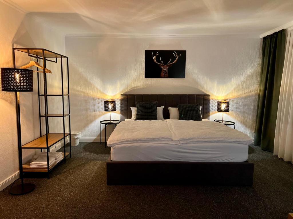 A bed or beds in a room at Pension Pinneberg