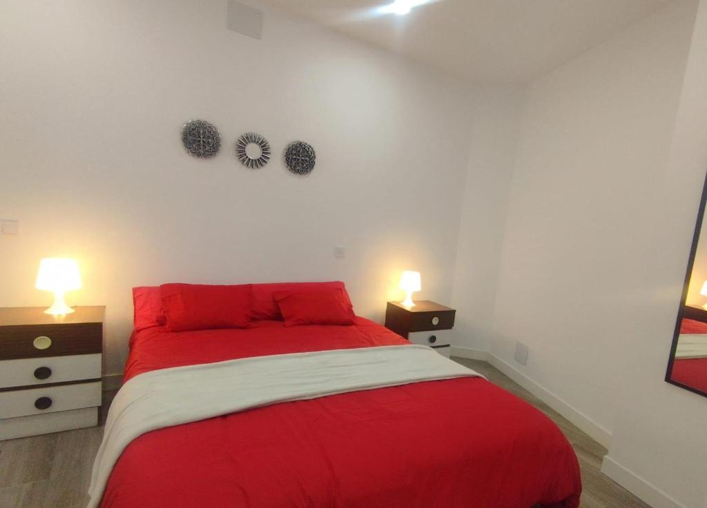 A bed or beds in a room at Apartamento HM en Vista Alegre Madrid