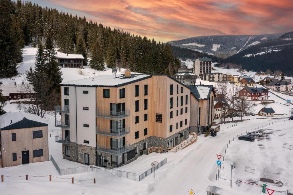 una vista aerea di un edificio nella neve di Hotel Zelený potok a Pec pod Sněžkou