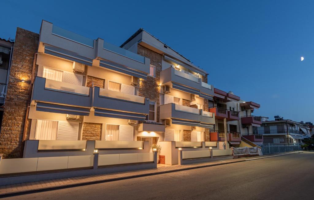 un edificio alto con luces en el costado. en Villa Zoe on the beach, en Sarti