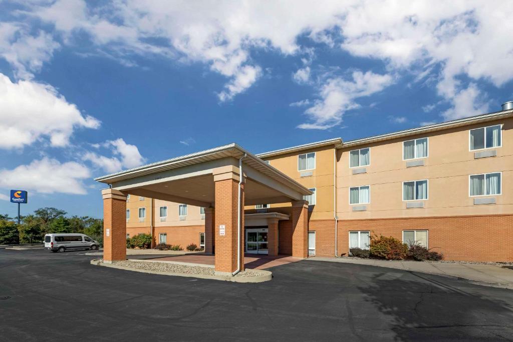 ein Gebäude mit einem Parkplatz davor in der Unterkunft Comfort Inn & Suites Porter near Indiana Dunes in Porter