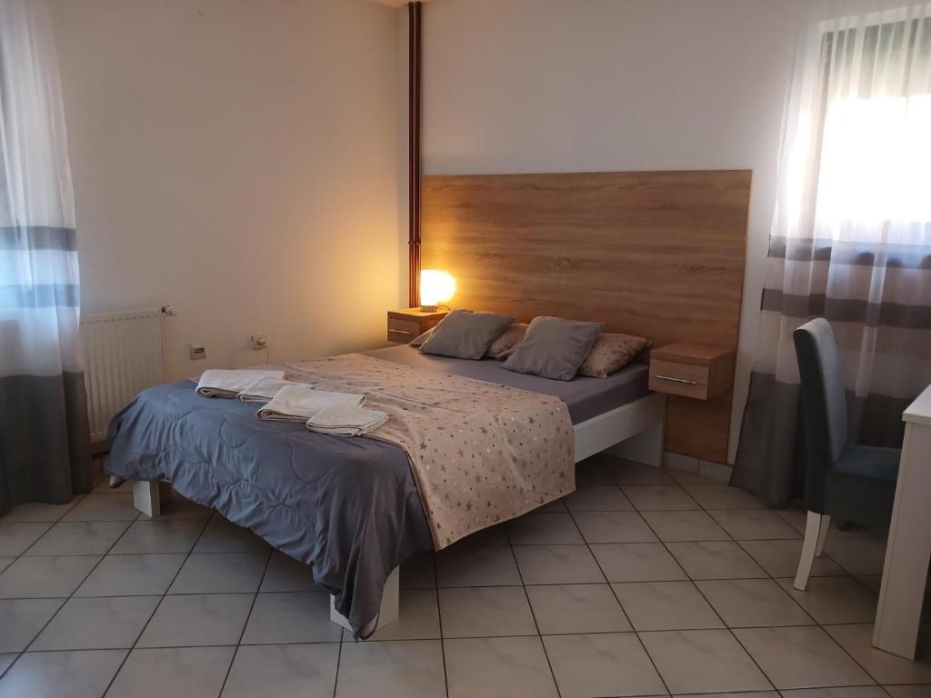 - une chambre avec un lit et une chaise dans l'établissement Studio Sokak centar, à Sokobanja