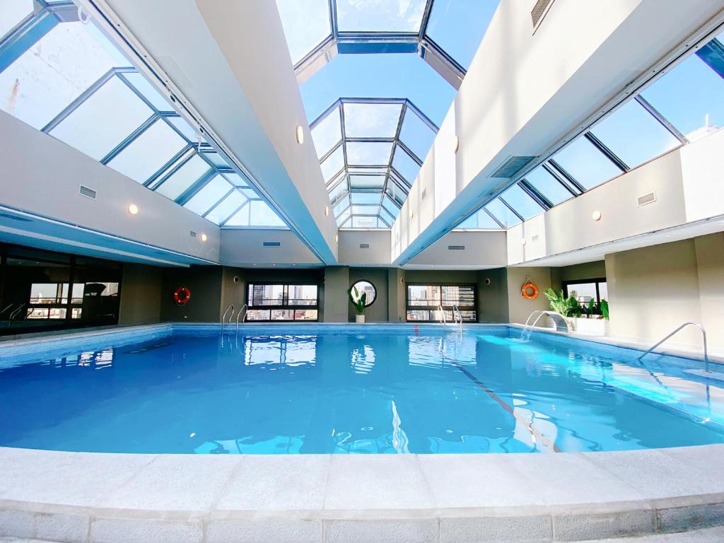 uma grande piscina num edifício com janelas em Libertador Hotel em Buenos Aires