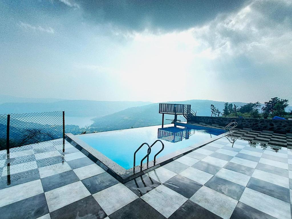 Bazen u objektu Vinayaka Holiday Homes - Infinity Pool and Breathtaking Valley View ili u blizini