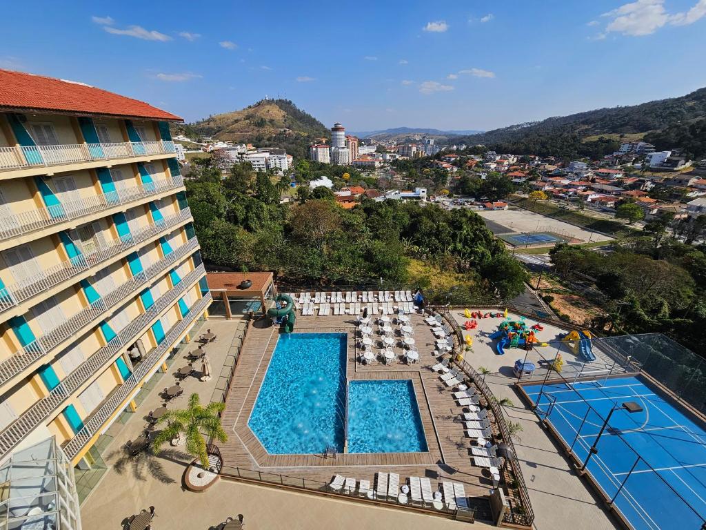  Elle offre une vue aérienne sur un hôtel doté d'une piscine. dans l'établissement Hotel Zanon, à Águas de Lindóia