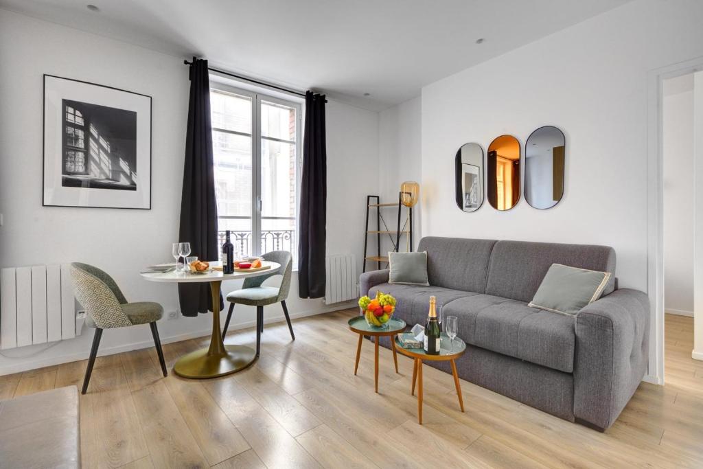 A seating area at 156 Suite Marlene - Superbe Appartement à Paris.