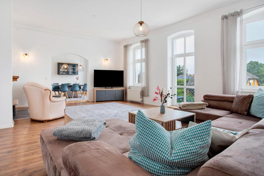 a living room with a couch and a tv at Inselglück in Altefähr