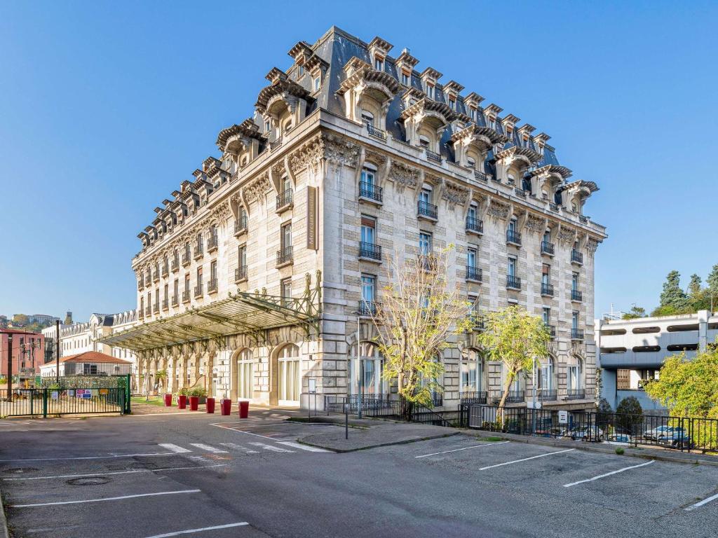 un gran edificio de piedra con una calle delante en Mercure Lyon Centre Château Perrache, en Lyon