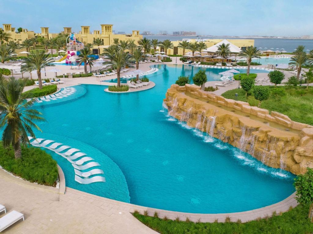 Басейн в или близо до Sofitel Al Hamra Beach Resort