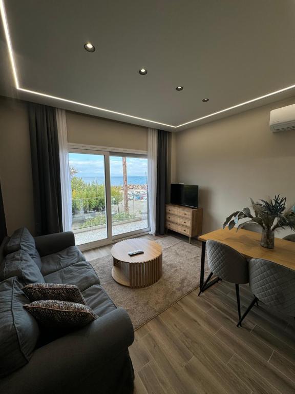 Artemis Apartments tesisinde bir oturma alanı