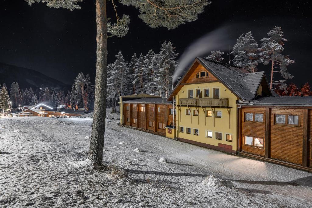 a building in the snow at night w obiekcie Hotel Bystrina w Demianowskiej Dolinie