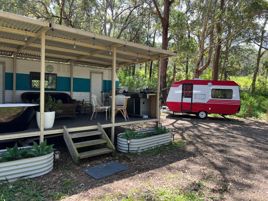 Crescent Head, stylish retro caravans, deck, bathroom, bush setting near beach tesisinin dışında bir bahçe