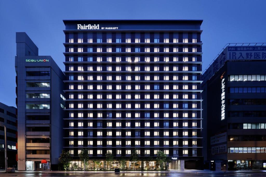 Fairfield by Marriott Osaka Namba في أوساكا: مبنى طويل عليه علامة الفندق