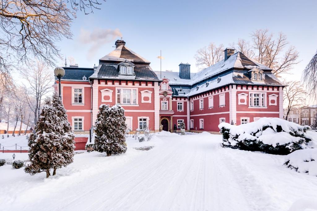 Pałac Spiż Miłków koło Karpacza durante el invierno