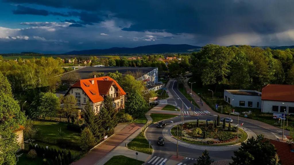 uma vista aérea de uma rua numa pequena cidade em Hotel Sportowy em Świdnica