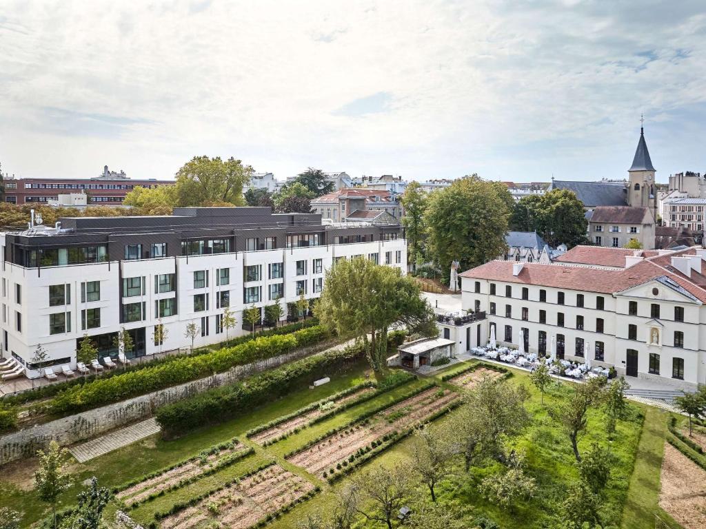 uma vista aérea de um edifício numa cidade em Domaine Reine Margot Paris - Issy MGallery Collection em Issy-les-Moulineaux