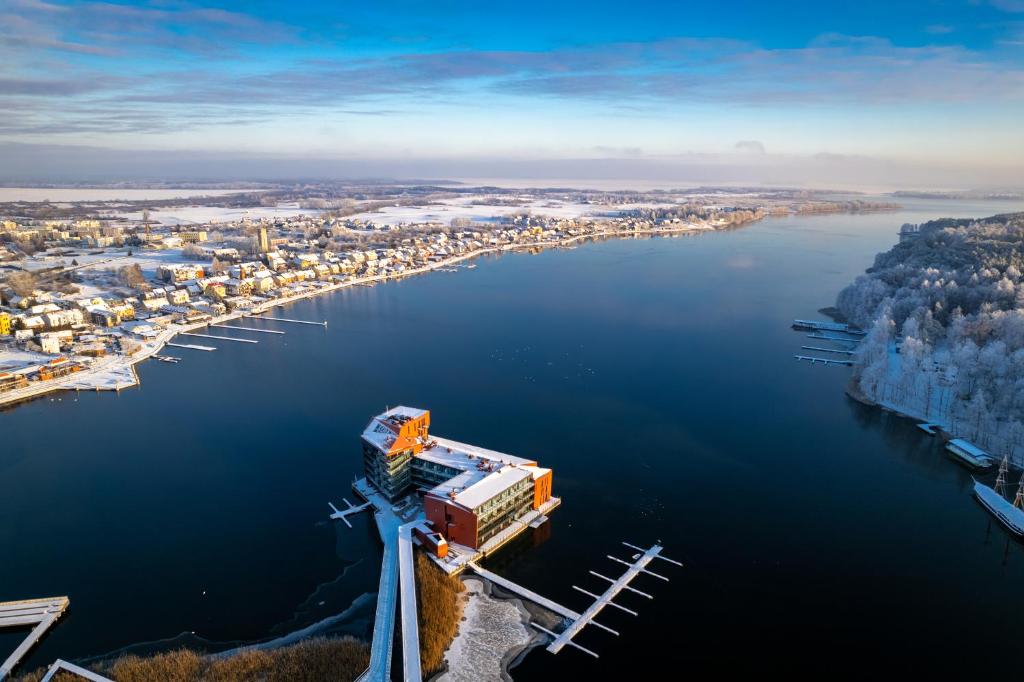 eine Luftansicht eines großen Wasserkörpers in der Unterkunft Hotel Mikołajki Leisure & SPA - Destigo Hotels in Mikołajki