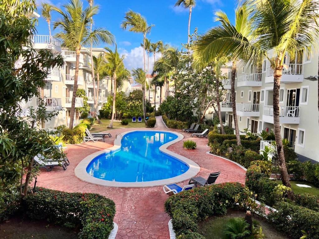 une image de la piscine d'un complexe dans l'établissement FIESTA SOL CARIBE playa LOS CORALES, à Punta Cana