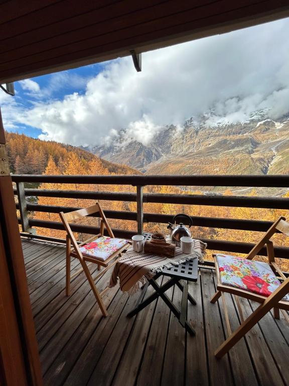 un tavolo e sedie su una terrazza con vista di Cervinia Snow Dream Apartments a Breuil-Cervinia