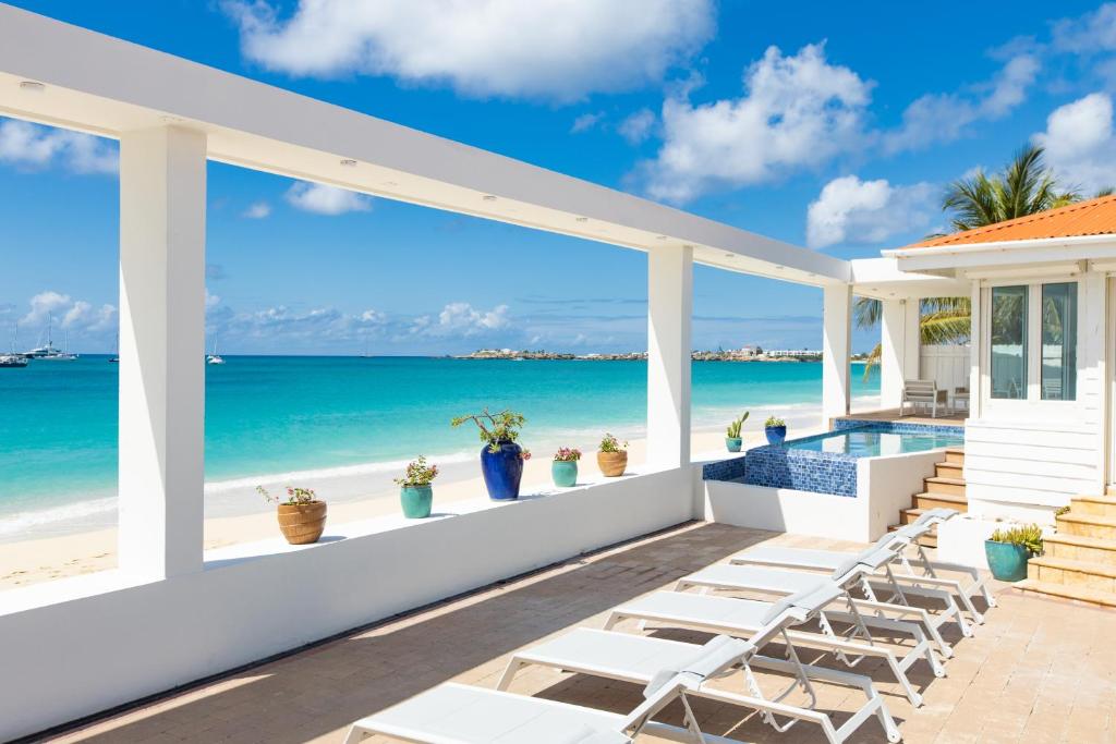 - une vue sur la plage depuis la terrasse d'une villa dans l'établissement Villa Impala - Front sea 5BR in Simpson Bay, Sint Maarten, à Simpson Bay